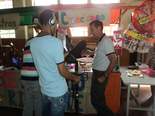 EL PROFESOR HUMBERTO CONCEDIENDO UNA ENTREVISTA A LAS CÁMARAS